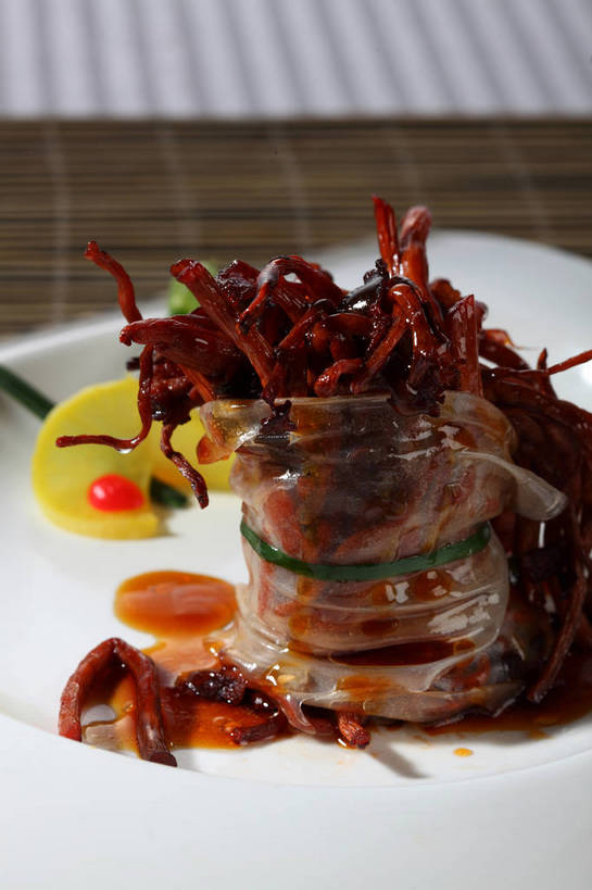 无人,竖图,俯视,室内,特写,白天,烹饪,中餐,餐桌,桌子,柠檬,蔬菜,水果,新鲜,包装,包装纸,布料,纸,陶瓷,菌菇,生食,料理,食品,果实,陶瓷制品,纸张,菌类,布纹,菜肴,美食,桌布,食物,一个,白色,餐巾,容器,绳子,台布,碗,中式,食用菌,佳肴,有机食品,绿色食品,单个,餐台,中华料理,茶树菇,储藏,捆绑,绳索,包装材料,真菌,储存,绑缚,糯米纸,益母果,柠果,餐桌布,彩图,高角度拍摄,贮存,shjb1,烧茶树菇