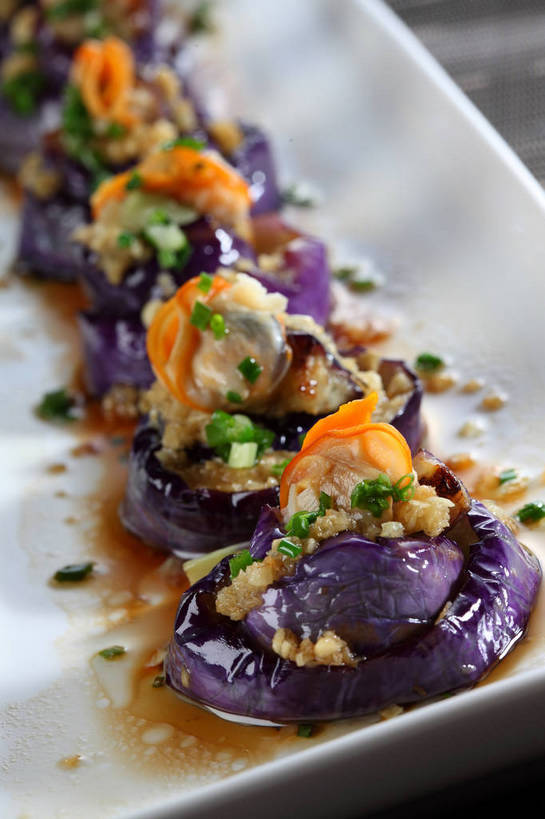 无人,竖图,俯视,室内,特写,白天,烹饪,中餐,餐桌,桌子,茄子,蔬菜,餐具,一排,许多,新鲜,整齐,并列,并排,布料,碟子,盘,陶瓷,葱,青葱,调料,红烧,酱料,酱汁,香料,佐料,料理,食品,陶瓷制品,调味品,很多,调味料,布纹,蛤蜊,酱,菜肴,美食,桌布,食物,排列,一个,白色,盘子,餐巾,碟,台布,中式,蛤,佳肴,有机食品,绿色食品,单个,餐台,中华料理,队列,红烧茄子,平行,蛤仔,作料,红烧菜,落苏,酪酥,昆仑瓜,矮瓜,餐桌布,彩图,高角度拍摄,shjb1