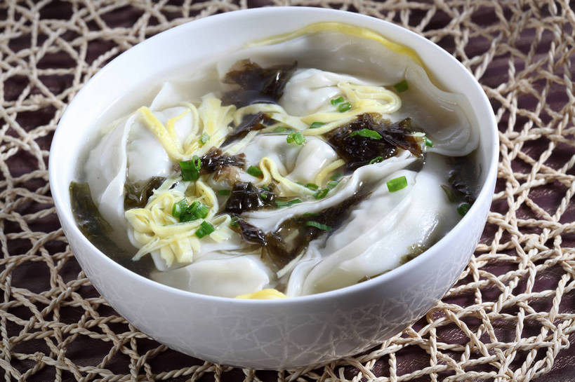 点心,馄饨,面食,无人,横图,俯视,室内,特写,白天,餐桌,桌子,蔬菜,许多,新鲜,陶瓷,葱,青葱,蛋,蛋皮,鸡蛋,料理,食品,面点,陶瓷制品,紫菜,很多,美食,食物,一个,容器,垫子,碗,中式,有机食品,绿色食品,单个,餐台,储藏,储存,卵,扁肉,膜菜,索菜,坛紫菜,子菜,紫英,紫瑛,彩图,高角度拍摄,鸡卵,鸡子,贮存,shjb1,大馄饨