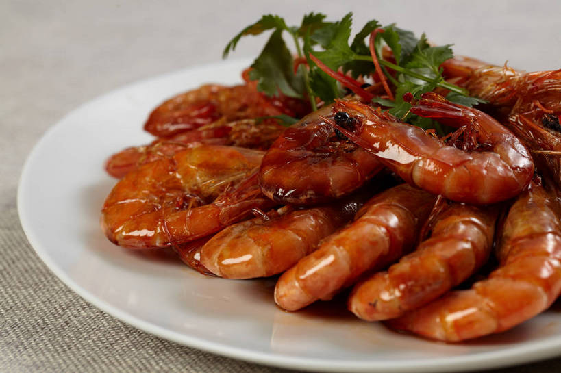 海鲜,无人,横图,俯视,室内,特写,白天,烹饪,中餐,餐桌,桌子,蔬菜,餐具,一排,许多,新鲜,整齐,并列,并排,布料,碟子,盘,陶瓷,香菜,调料,酱料,酱汁,肉,虾,佐料,料理,食品,陶瓷制品,调味品,很多,调味料,布纹,水产,酱,菜肴,美食,肉类,海洋生物,桌布,食物,排列,一个,白色,盘子,餐巾,碟,台布,中式,佳肴,有机食品,绿色食品,单个,餐台,中华料理,虾肉,队列,水生动物,河虾,海产品,平行,水生物,肉食,海底动物,胡菜,香荽,原荽,园荽,芫荽,胡荽,莞荽,芫茜,芫蓿,莚葛草,莚荽菜,本帮菜,沪菜,上海菜,淡水虾,青虾,日本沼虾,餐桌布,彩图,高角度拍摄,shjb1,油爆虾