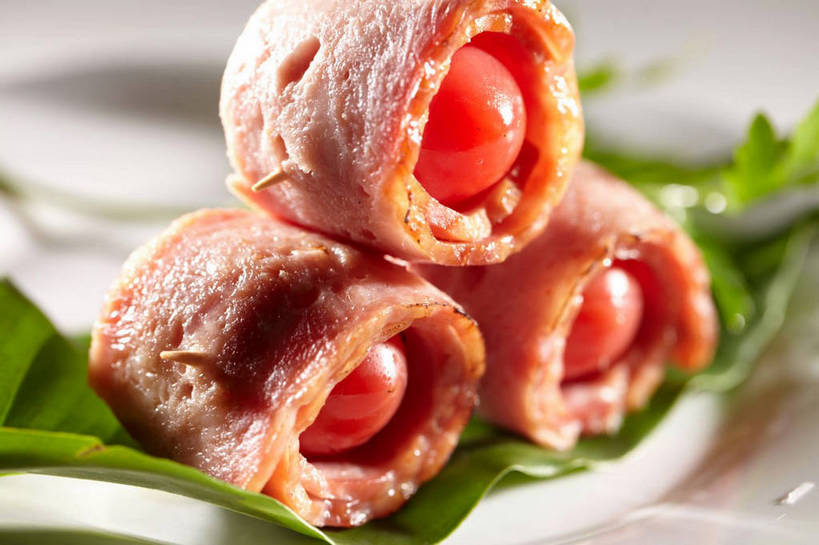 无人,横图,俯视,室内,特写,白天,蔬菜,西红柿,小番茄,餐具,叶子,一排,朦胧,模糊,新鲜,整齐,装饰,碟子,盘,陶瓷,肉,食品,绿叶,陶瓷制品,培根,猪肉,肉类,食物,排列,三个,一个,白色,盘子,碟,嫩叶,有机食品,绿色食品,单个,堆,华丽,修饰,点缀,队列,肉食,豚肉,衬托,美观,雅致,雅观,小西红柿,樱桃小番茄,珍珠小番茄,叶,叶片,樱桃番茄,圣女果,番茄,彩图,高角度拍摄,烟肉,腌熏,培根卷,番茄培根卷,shjb1