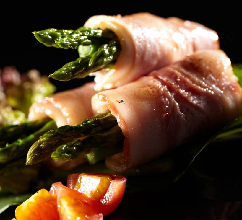 无人,横图,俯视,室内,特写,白天,烹饪,西餐,芦笋,蔬菜,西红柿,小番茄,一排,朦胧,模糊,新鲜,整齐,肉,料理,食品,培根,猪肉,菜肴,美食,肉类,食物,排列,三个,西式,佳肴,有机食品,绿色食品,堆,队列,肉食,豚肉,小西红柿,樱桃小番茄,珍珠小番茄,猪尾巴,樱桃番茄,药鸡豆子,石刁柏,圣女果,蚂蚁杆,龙须菜,狼尾巴根,番茄,彩图,高角度拍摄,烟肉,腌熏,shjb1,培根芦笋卷