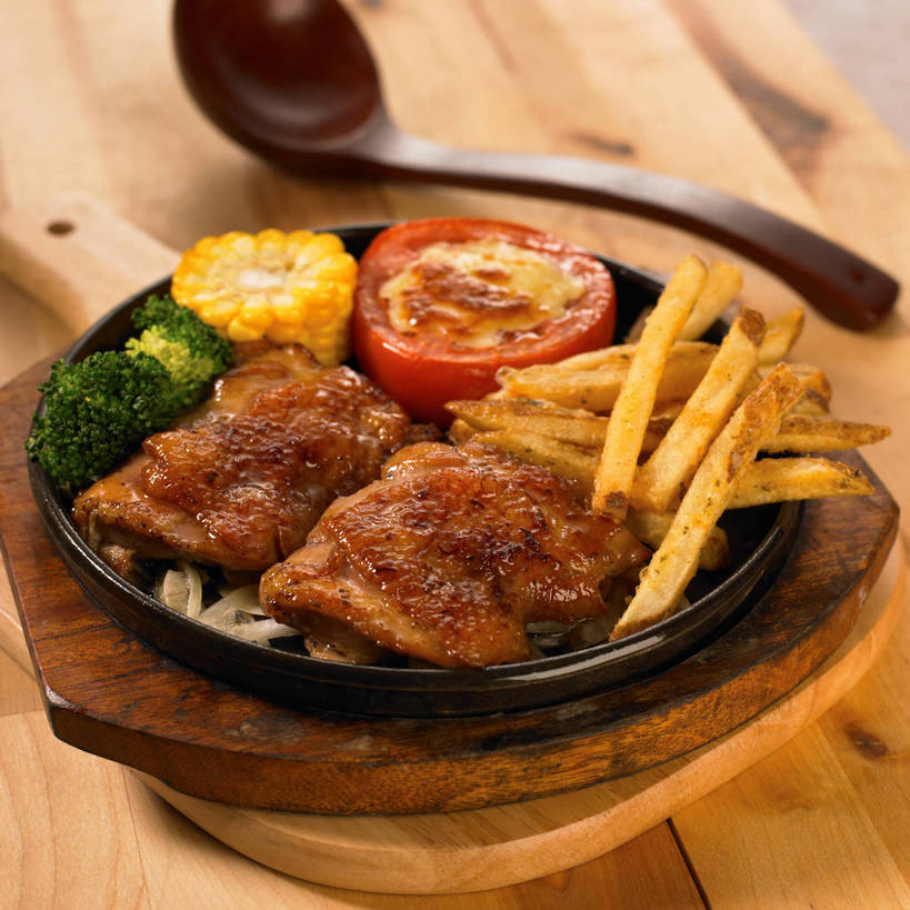 无人,横图,俯视,室内,特写,白天,烹饪,西餐,玉米,餐桌,桌子,蔬菜,西红柿,餐具,切开,新鲜,木制,棒子,碟子,盘,西兰花,玉蜀黍,调味,鸡肉,肉,香料,佐料,料理,食品,案板,半个,薯条,菜肴,美食,肉类,砧板,食物,一个,黑色,盘子,木制品,碟,快餐,切,一半,西式,佳肴,有机食品,绿色食品,单个,餐台,苞米,迷迭香,配料,鸡排,苞芦,剖面,肉食,西式快餐,垃圾食品,切面,苞谷,海洋之露,作料,包谷,大蜀黍,番麦,薏米包,玉高粱,玉麦,珍珠米,甘蓝花,洋柿子,柑仔蜜,番茄,臭柿,彩图,高角度拍摄,六月柿,绿菜花,绿花菜,青花菜,蔬菜皇冠,喜报三元,shjb1