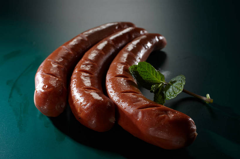 无人,横图,俯视,室内,特写,白天,烹饪,中餐,餐桌,桌子,三根,一排,切开,绿色背景,阴影,整齐,反射,影子,香肠,薄荷,料理,食品,银丹草,腊肠,烤香肠,菜肴,美食,食物,排列,切,中式,摄影,佳肴,影棚,餐台,中华料理,队列,摄影棚,剖面,切面,斑叶凤梨薄荷,夜息香,彩图,高角度拍摄,影棚拍摄,拍摄,shjb1