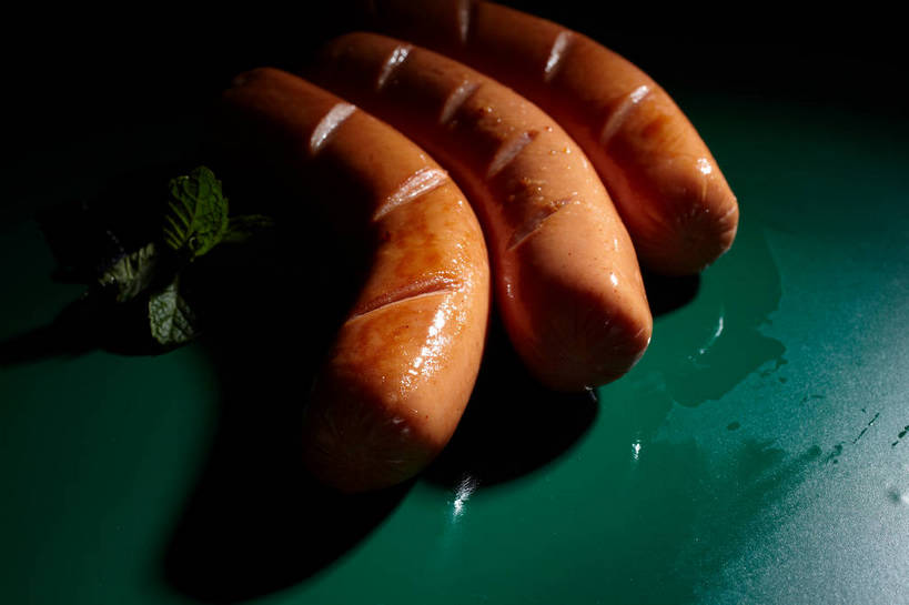 无人,横图,俯视,室内,特写,白天,烹饪,中餐,水,餐桌,桌子,三根,一排,切开,绿色背景,阴影,整齐,反射,液体,影子,水滴,香肠,薄荷,料理,食品,银丹草,腊肠,烤香肠,菜肴,美食,食物,排列,切,中式,摄影,佳肴,影棚,潮湿,餐台,中华料理,队列,摄影棚,剖面,切面,湿润,斑叶凤梨薄荷,夜息香,彩图,高角度拍摄,影棚拍摄,拍摄,shjb1