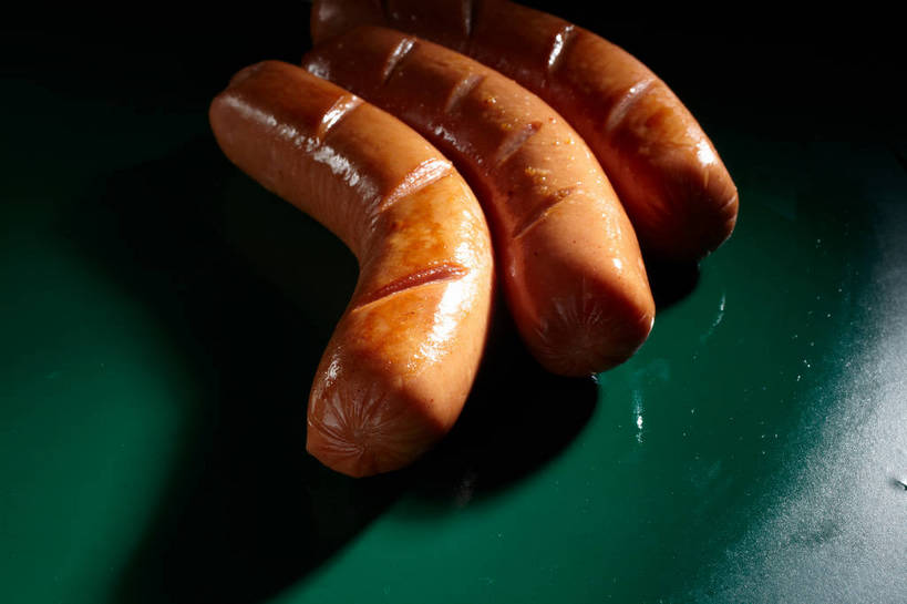 无人,横图,俯视,室内,特写,白天,烹饪,中餐,水,餐桌,桌子,三根,一排,切开,绿色背景,阴影,整齐,反射,液体,影子,水滴,香肠,料理,食品,腊肠,烤香肠,菜肴,美食,食物,排列,切,中式,摄影,佳肴,影棚,潮湿,餐台,中华料理,队列,摄影棚,剖面,切面,湿润,彩图,高角度拍摄,影棚拍摄,拍摄,shjb1