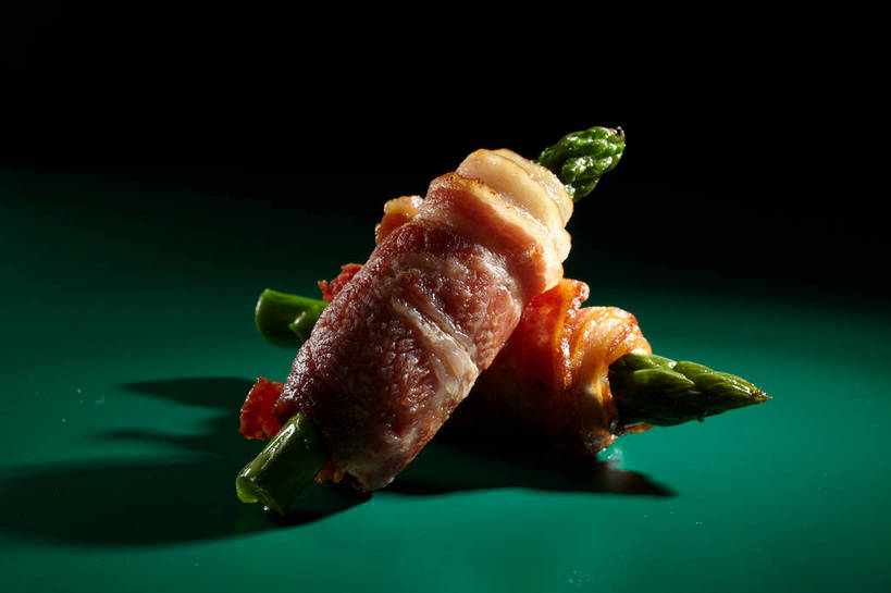 无人,横图,俯视,室内,特写,白天,烹饪,西餐,餐桌,桌子,芦笋,蔬菜,一堆,绿色背景,阴影,堆叠,堆积,新鲜,反射,影子,肉,料理,食品,培根,猪肉,菜肴,美食,肉类,食物,两个,西式,摄影,佳肴,有机食品,绿色食品,影棚,餐台,堆,摄影棚,肉食,豚肉,猪尾巴,药鸡豆子,石刁柏,蚂蚁杆,龙须菜,狼尾巴根,彩图,高角度拍摄,影棚拍摄,拍摄,烟肉,腌熏,shjb1,培根芦笋卷