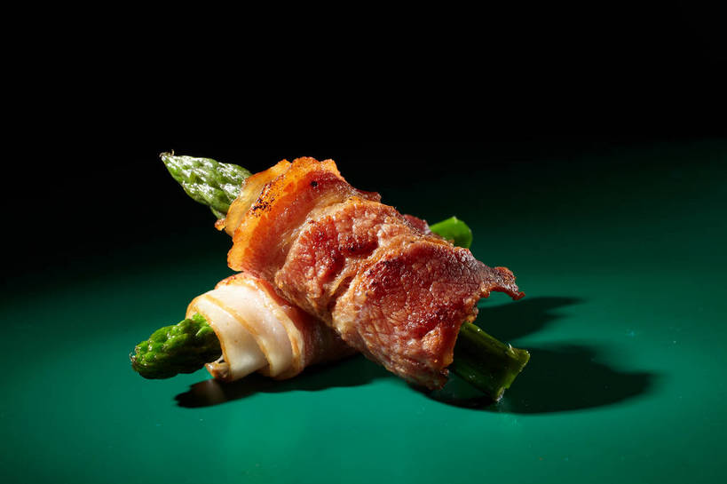 无人,横图,俯视,室内,特写,白天,烹饪,西餐,餐桌,桌子,芦笋,蔬菜,一堆,绿色背景,阴影,堆叠,堆积,新鲜,反射,影子,肉,料理,食品,培根,猪肉,菜肴,美食,肉类,食物,两个,西式,摄影,佳肴,有机食品,绿色食品,影棚,餐台,堆,摄影棚,肉食,豚肉,猪尾巴,药鸡豆子,石刁柏,蚂蚁杆,龙须菜,狼尾巴根,彩图,高角度拍摄,影棚拍摄,拍摄,烟肉,腌熏,shjb1,培根芦笋卷