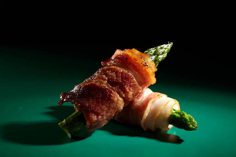 无人,横图,俯视,室内,特写,白天,烹饪,西餐,餐桌,桌子,芦笋,蔬菜,一堆,绿色背景,阴影,堆叠,堆积,新鲜,反射,影子,肉,料理,食品,培根,猪肉,菜肴,美食,肉类,食物,两个,西式,摄影,佳肴,有机食品,绿色食品,影棚,餐台,堆,摄影棚,肉食,豚肉,猪尾巴,药鸡豆子,石刁柏,蚂蚁杆,龙须菜,狼尾巴根,彩图,高角度拍摄,影棚拍摄,拍摄,烟肉,腌熏,shjb1,培根芦笋卷