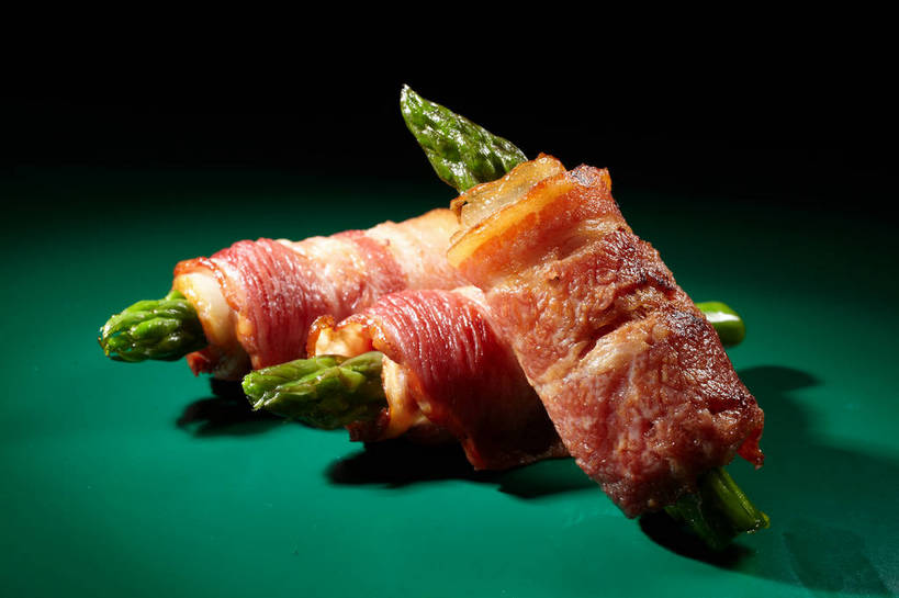 无人,横图,俯视,室内,特写,白天,烹饪,西餐,餐桌,桌子,芦笋,蔬菜,一堆,绿色背景,阴影,堆叠,堆积,新鲜,反射,影子,肉,料理,食品,培根,猪肉,菜肴,美食,肉类,食物,三个,西式,摄影,佳肴,有机食品,绿色食品,影棚,餐台,堆,摄影棚,肉食,豚肉,猪尾巴,药鸡豆子,石刁柏,蚂蚁杆,龙须菜,狼尾巴根,彩图,高角度拍摄,影棚拍摄,拍摄,烟肉,腌熏,shjb1,培根芦笋卷