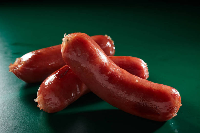 无人,横图,俯视,室内,特写,白天,烹饪,中餐,餐桌,桌子,三根,一堆,绿色背景,阴影,堆叠,堆积,反射,影子,香肠,料理,食品,腊肠,烤香肠,菜肴,美食,食物,红色,中式,摄影,佳肴,影棚,餐台,中华料理,堆,摄影棚,彩图,高角度拍摄,影棚拍摄,拍摄,shjb1