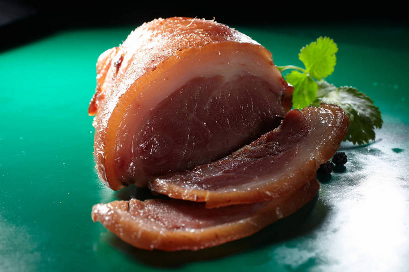 无人,横图,俯视,室内,特写,白天,餐桌,桌子,蔬菜,三块,切开,绿色背景,阴影,新鲜,反射,影子,青椒,香菜,调味,肉,香料,佐料,食品,猪肉,肉类,食物,切,摄影,有机食品,绿色食品,影棚,餐台,花椒,山椒,配料,摄影棚,剖面,肉食,蹄髈,切面,胡菜,香荽,原荽,园荽,芫荽,豚肉,作料,胡荽,莞荽,芫茜,芫蓿,莚葛草,莚荽菜,大花椒,狗椒,红花椒,青花椒,蜀椒,香椒,红椒,彩图,高角度拍摄,影棚拍摄,拍摄,肘子,蹄膀,shjb1