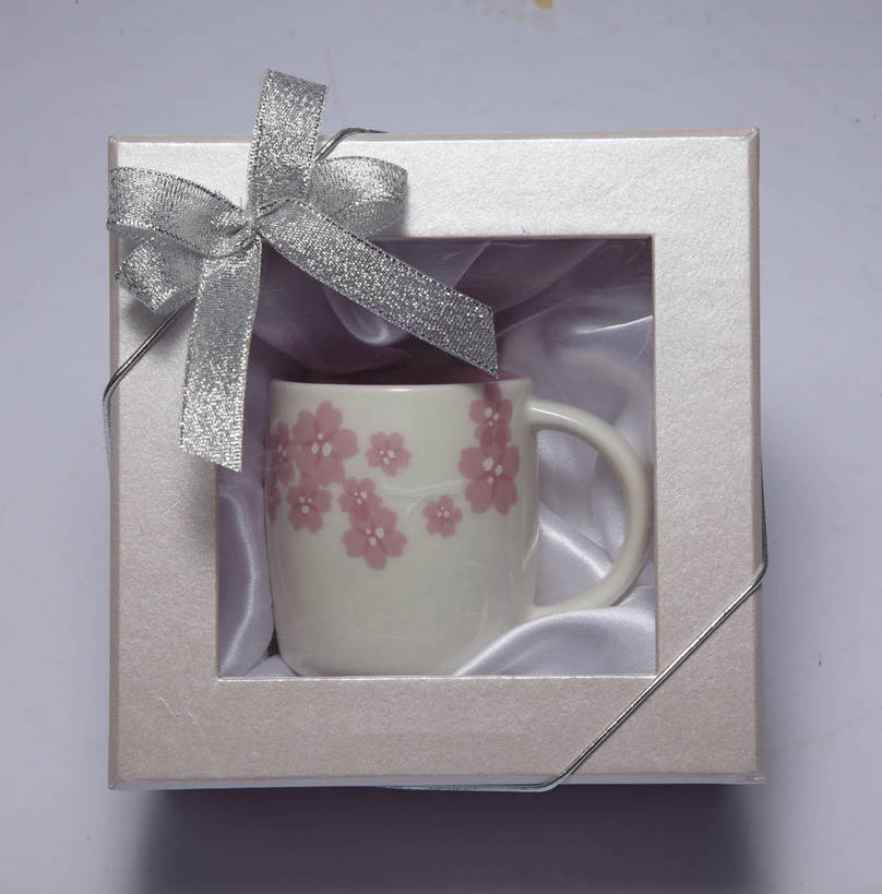 无人,竖图,俯视,室内,特写,白天,幸福,纯洁,桌面,桌子,樱花,静物,杯子,礼盒,礼物,阴影,灰色背景,装饰,反射,丝绸,丝带,影子,纸盒,陶瓷,银色,缎带,陶瓷制品,粉丝,绸带,盒子,一个,包装盒,蝴蝶结,马克杯,水杯,礼品盒,摄影,礼品,影棚,单个,等待,华丽,修饰,点缀,生命,摄影棚,衬托,美观,雅致,雅观,仙樱花,福岛樱,青肤樱,高尚,热烈,荆桃,彩图,高角度拍摄,影棚拍摄,拍摄,shjb1