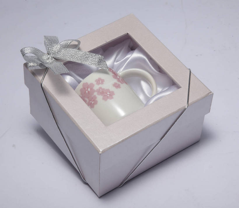 无人,横图,俯视,室内,特写,白天,幸福,纯洁,桌面,桌子,樱花,静物,杯子,礼盒,礼物,阴影,灰色背景,装饰,反射,丝绸,丝带,影子,纸盒,陶瓷,银色,缎带,陶瓷制品,粉丝,绸带,盒子,一个,包装盒,蝴蝶结,马克杯,水杯,礼品盒,摄影,礼品,影棚,单个,等待,华丽,修饰,点缀,生命,摄影棚,衬托,美观,雅致,雅观,仙樱花,福岛樱,青肤樱,高尚,热烈,荆桃,彩图,高角度拍摄,影棚拍摄,拍摄,shjb1