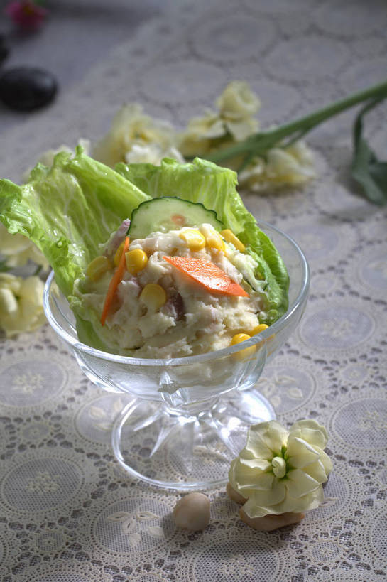 无人,竖图,俯视,室内,特写,白天,烹饪,西餐,玉米,餐桌,桌子,黄瓜,蔬菜,土豆,玻璃,一堆,许多,堆叠,堆积,新鲜,装饰,盛开,棒子,布料,生菜,莴苣,玉蜀黍,调料,酱料,酱汁,蔬菜沙拉,佐料,沙拉,料理,食品,调味品,很多,调味料,花蕾,布纹,色拉,酱,沙拉酱,沙律,菜肴,美食,玻璃制品,桌布,花,花瓣,花朵,鲜花,食物,一个,白色,餐巾,容器,台布,碗,花苞,花蕊,西式,佳肴,有机食品,绿色食品,单个,餐台,色拉酱,储藏,堆,华丽,修饰,点缀,苞米,储存,苞芦,土豆沙拉,苞谷,馍馍蛋,衬托,美观,雅致,雅观,春菜,鹅仔菜,莴仔菜,千金菜,包谷,大蜀黍,番麦,薏米包,玉高粱,玉麦,珍珠米,叶用莴苣,洋芋,山药蛋,青瓜,马铃薯,胡瓜,餐桌布,彩图,高角度拍摄,贮存,shjb1