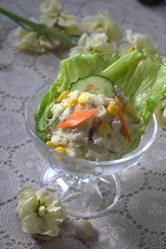 无人,竖图,俯视,室内,特写,白天,烹饪,西餐,玉米,餐桌,桌子,黄瓜,蔬菜,土豆,玻璃,一堆,许多,堆叠,堆积,新鲜,装饰,盛开,棒子,布料,生菜,莴苣,玉蜀黍,调料,酱料,酱汁,蔬菜沙拉,佐料,沙拉,料理,食品,调味品,很多,调味料,花蕾,布纹,色拉,酱,沙拉酱,沙律,菜肴,美食,玻璃制品,桌布,花,花瓣,花朵,鲜花,食物,一个,白色,餐巾,容器,台布,碗,花苞,花蕊,西式,佳肴,有机食品,绿色食品,单个,餐台,色拉酱,储藏,堆,华丽,修饰,点缀,苞米,储存,苞芦,土豆沙拉,苞谷,馍馍蛋,衬托,美观,雅致,雅观,春菜,鹅仔菜,莴仔菜,千金菜,包谷,大蜀黍,番麦,薏米包,玉高粱,玉麦,珍珠米,叶用莴苣,洋芋,山药蛋,青瓜,马铃薯,胡瓜,餐桌布,彩图,高角度拍摄,贮存,shjb1