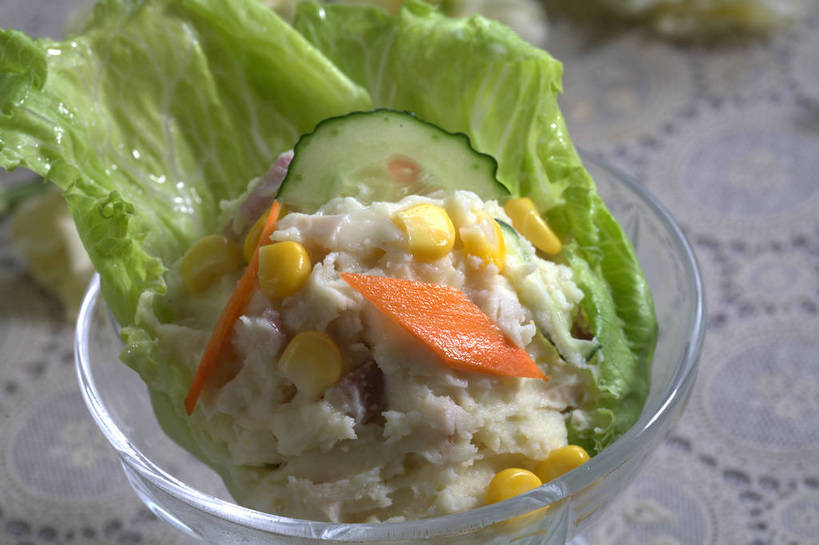 无人,横图,俯视,室内,特写,白天,烹饪,西餐,玉米,餐桌,桌子,黄瓜,蔬菜,土豆,玻璃,一堆,许多,堆叠,堆积,新鲜,装饰,盛开,棒子,布料,生菜,莴苣,玉蜀黍,调料,酱料,酱汁,蔬菜沙拉,佐料,沙拉,料理,食品,调味品,很多,调味料,花蕾,布纹,色拉,酱,沙拉酱,沙律,菜肴,美食,玻璃制品,桌布,花,花瓣,花朵,鲜花,食物,一个,白色,餐巾,容器,台布,碗,花苞,花蕊,西式,佳肴,有机食品,绿色食品,单个,餐台,色拉酱,储藏,堆,华丽,修饰,点缀,苞米,储存,苞芦,土豆沙拉,苞谷,馍馍蛋,衬托,美观,雅致,雅观,春菜,鹅仔菜,莴仔菜,千金菜,包谷,大蜀黍,番麦,薏米包,玉高粱,玉麦,珍珠米,叶用莴苣,洋芋,山药蛋,青瓜,马铃薯,胡瓜,餐桌布,彩图,高角度拍摄,贮存,shjb1