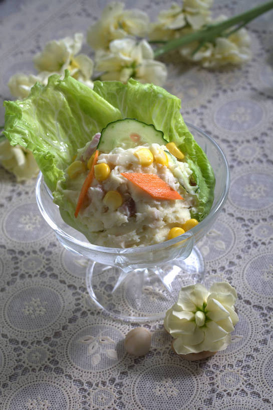 无人,竖图,俯视,室内,特写,白天,烹饪,西餐,玉米,餐桌,桌子,黄瓜,蔬菜,土豆,玻璃,一堆,许多,堆叠,堆积,新鲜,装饰,盛开,棒子,布料,生菜,莴苣,玉蜀黍,调料,酱料,酱汁,蔬菜沙拉,佐料,沙拉,料理,食品,调味品,很多,调味料,花蕾,布纹,色拉,酱,沙拉酱,沙律,菜肴,美食,玻璃制品,桌布,花,花瓣,花朵,鲜花,食物,一个,白色,餐巾,容器,台布,碗,花苞,花蕊,西式,佳肴,有机食品,绿色食品,单个,餐台,色拉酱,储藏,堆,华丽,修饰,点缀,苞米,储存,苞芦,土豆沙拉,苞谷,馍馍蛋,衬托,美观,雅致,雅观,春菜,鹅仔菜,莴仔菜,千金菜,包谷,大蜀黍,番麦,薏米包,玉高粱,玉麦,珍珠米,叶用莴苣,洋芋,山药蛋,青瓜,马铃薯,胡瓜,餐桌布,彩图,高角度拍摄,贮存,shjb1