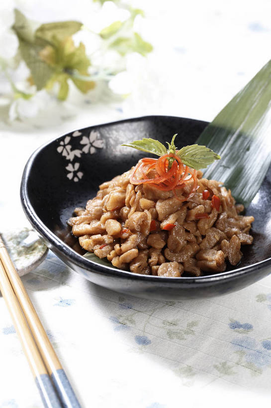 无人,竖图,俯视,室内,特写,白天,餐桌,筷子,桌子,萝卜,蔬菜,餐具,叶子,一堆,一双,许多,阴影,堆叠,堆积,新鲜,装饰,盛开,反射,影子,陶瓷,食品,绿叶,筷架,陶瓷制品,很多,花蕾,筷枕,文化,传统,花,花瓣,花朵,鲜花,食物,一个,白色,容器,碗,花苞,花蕊,嫩叶,有机食品,绿色食品,单个,餐台,储藏,堆,礼节,华丽,修饰,筷子架,点缀,储存,礼仪,萝卜干,衬托,美观,雅致,雅观,叶,叶片,进餐用具,彩图,高角度拍摄,贮存,shjb1