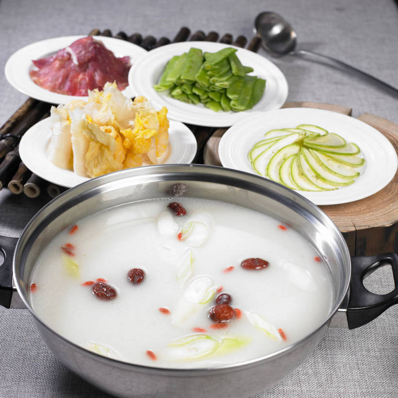 无人,横图,俯视,室内,特写,白天,烹饪,中餐,植物,餐桌,桌子,黄瓜,蔬菜,厨具,一把,一堆,许多,阴影,堆叠,堆积,竹制,新鲜,反射,影子,勺子,豆类,豆子,豌豆,肉,料理,食品,很多,火锅,荷兰豆,菜肴,美食,肉类,食物,垫子,调羹,汤匙,中式,枣,红枣,佳肴,有机食品,绿色食品,餐台,中华料理,堆,竹制品,枣子,雪豆,肉食,烹饪用具,豆科,寒豆,毕豆,麻累,国豆,小寒豆,麦豌豆,大枣,烹调用具,青瓜,胡瓜,烹调,彩图,高角度拍摄,shjb1,铜火锅