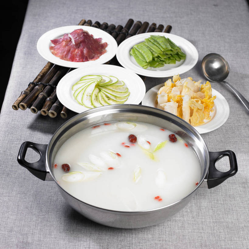 无人,横图,俯视,室内,特写,白天,烹饪,中餐,植物,餐桌,桌子,黄瓜,蔬菜,厨具,一把,一堆,许多,阴影,堆叠,堆积,竹制,新鲜,反射,影子,勺子,豆类,豆子,豌豆,肉,料理,食品,很多,火锅,荷兰豆,菜肴,美食,肉类,食物,垫子,调羹,汤匙,中式,枣,红枣,佳肴,有机食品,绿色食品,餐台,中华料理,堆,竹制品,枣子,雪豆,肉食,烹饪用具,豆科,寒豆,毕豆,麻累,国豆,小寒豆,麦豌豆,大枣,烹调用具,青瓜,胡瓜,烹调,彩图,高角度拍摄,shjb1,铜火锅