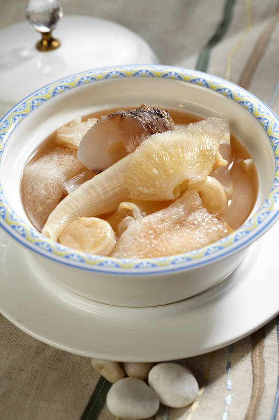 无人,竖图,俯视,室内,特写,白天,烹饪,中餐,石头,餐桌,桌子,餐具,布料,碟子,盘,石子,陶瓷,浓汤,汤,料理,食品,陶瓷制品,布纹,羹,菜肴,美食,海洋生物,桌布,食物,一个,白色,盘子,餐巾,容器,碟,台布,碗,中式,鹅卵石,佳肴,单个,餐台,中华料理,储藏,鱼翅,储存,水生动物,水生物,按摩石,海底动物,海鲜羹,象拔蚌,高雅海神蛤,管蛤,女神蛤,太平洋潜泥蛤,鲛鲨翅,鲛鱼翅,金丝菜,沙鱼翅,鲨鱼翅,鲨鱼鳍,石块,餐桌布,彩图,高角度拍摄,贮存,shjb1