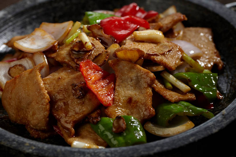 无人,横图,俯视,室内,特写,白天,烹饪,中餐,餐桌,桌子,辣椒,蔬菜,厨具,一堆,许多,堆叠,堆积,朦胧,模糊,新鲜,布料,锅子,石锅,调味,肉,香料,佐料,料理,食品,很多,布纹,锅,猪肉,菜肴,美食,肉类,桌布,食物,一个,餐巾,台布,中式,佳肴,有机食品,绿色食品,单个,餐台,锅具,中华料理,堆,配料,川菜,回锅肉,肉食,彩椒,烹饪用具,辣角,红海椒,大椒,辣虎,广椒,豚肉,作料,四川菜,烹调用具,甜椒,柿子椒,辣子,海椒,番椒,灯笼椒,餐桌布,烹调,彩图,高角度拍摄,shjb1