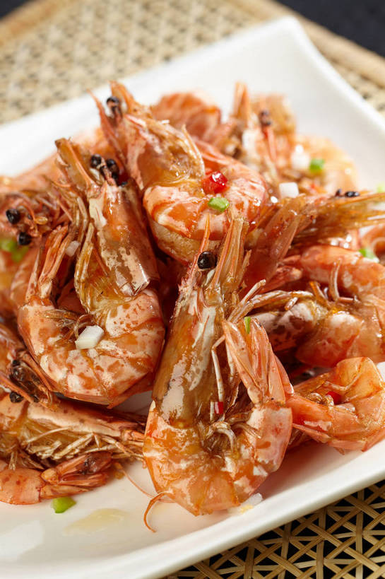 海鲜,无人,竖图,俯视,室内,特写,白天,烹饪,中餐,餐桌,桌子,餐具,一堆,许多,堆叠,堆积,朦胧,模糊,碟子,盘,陶瓷,肉,虾,料理,食品,陶瓷制品,很多,水产,菜肴,美食,肉类,海洋生物,食物,盘子,碟,中式,佳肴,餐台,中华料理,堆,虾肉,海虾,水生动物,海产品,水生物,肉食,海底动物,彩图,高角度拍摄,椒盐虾,shjb1,赤虾,大青虾