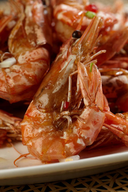 海鲜,无人,竖图,俯视,室内,特写,白天,烹饪,中餐,餐桌,桌子,餐具,一堆,许多,堆叠,堆积,朦胧,模糊,碟子,盘,陶瓷,肉,虾,料理,食品,陶瓷制品,很多,水产,菜肴,美食,肉类,海洋生物,食物,盘子,碟,中式,佳肴,餐台,中华料理,堆,虾肉,海虾,水生动物,海产品,水生物,肉食,海底动物,彩图,高角度拍摄,椒盐虾,shjb1,赤虾,大青虾