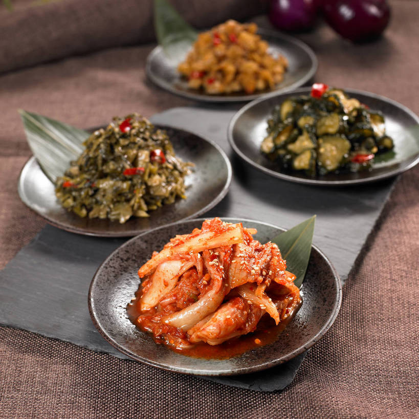 泡菜,无人,横图,俯视,室内,特写,白天,烹饪,中餐,餐桌,桌子,萝卜,黄瓜,蔬菜,洋葱,餐具,叶子,一堆,许多,阴影,堆叠,堆积,朦胧,模糊,新鲜,反射,碟子,盘,影子,陶瓷,大白菜,调料,酱料,酱汁,佐料,料理,食品,绿叶,陶瓷制品,调味品,很多,韩式,调味料,白菜,酱,辣酱,雪菜,菜肴,美食,食物,腌制,盘子,碟,四个,中式,嫩叶,佳肴,有机食品,绿色食品,餐台,中华料理,堆,辣椒酱,玉葱,韩国料理,萝卜干,韩国菜,韩式料理,酸黄瓜,腌渍,韩国泡菜,结球白菜,雪里红,胶菜,荷兰葱,叶,叶片,圆葱,洋葱头,球葱,青瓜,莱菔,胡瓜,葱头,彩图,高角度拍摄,清脆,爽口,雪里蕻,黄芽白,shjb1