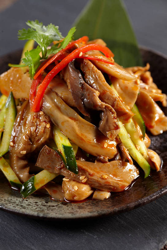 内脏,无人,竖图,俯视,室内,特写,白天,烹饪,中餐,餐桌,桌子,黄瓜,辣椒,蔬菜,餐具,叶子,一堆,许多,阴影,堆叠,堆积,朦胧,模糊,新鲜,反射,布料,碟子,盘,影子,陶瓷,肉,料理,食品,绿叶,陶瓷制品,很多,布纹,猪肉,冷盘,猪肚,菜肴,美食,肉类,桌布,食物,一个,红色,盘子,餐巾,碟,台布,中式,嫩叶,冷菜,凉菜,佳肴,有机食品,绿色食品,单个,餐台,中华料理,堆,肉食,彩椒,辣角,红海椒,大椒,辣虎,广椒,豚肉,肚子,叶,叶片,甜椒,柿子椒,青瓜,辣子,胡瓜,海椒,番椒,灯笼椒,餐桌布,彩图,高角度拍摄,shjb1,凉拌猪肚