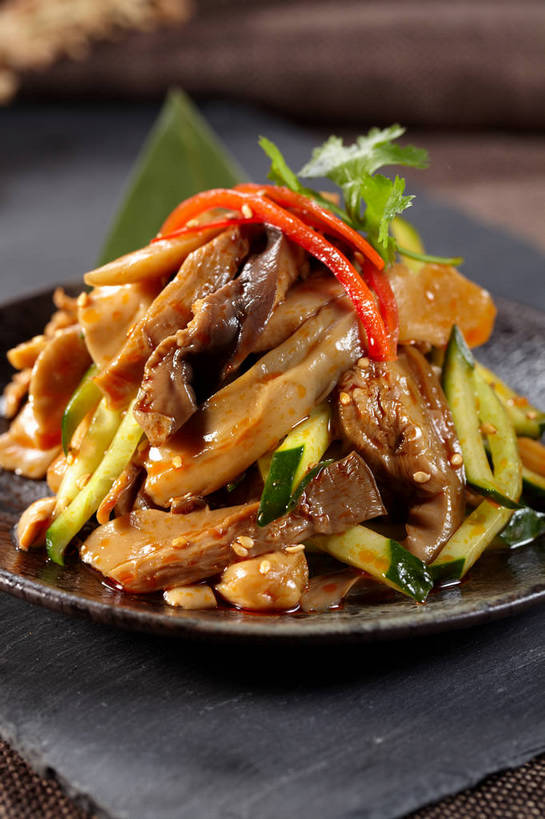 内脏,无人,竖图,俯视,室内,特写,白天,烹饪,中餐,餐桌,桌子,黄瓜,辣椒,蔬菜,餐具,叶子,一堆,许多,阴影,堆叠,堆积,朦胧,模糊,新鲜,反射,布料,碟子,盘,影子,陶瓷,肉,料理,食品,绿叶,陶瓷制品,很多,布纹,猪肉,冷盘,猪肚,菜肴,美食,肉类,桌布,食物,一个,红色,盘子,餐巾,碟,台布,中式,嫩叶,冷菜,凉菜,佳肴,有机食品,绿色食品,单个,餐台,中华料理,堆,肉食,彩椒,辣角,红海椒,大椒,辣虎,广椒,豚肉,肚子,叶,叶片,甜椒,柿子椒,青瓜,辣子,胡瓜,海椒,番椒,灯笼椒,餐桌布,彩图,高角度拍摄,shjb1,凉拌猪肚