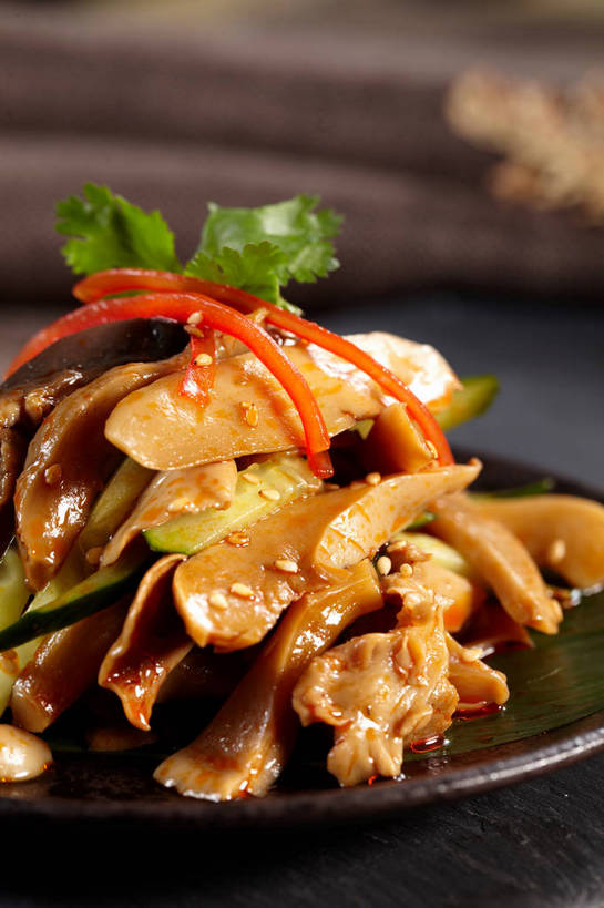 内脏,无人,竖图,俯视,室内,特写,白天,烹饪,中餐,餐桌,桌子,黄瓜,辣椒,蔬菜,餐具,叶子,一堆,许多,阴影,堆叠,堆积,朦胧,模糊,新鲜,反射,布料,碟子,盘,影子,陶瓷,肉,料理,食品,绿叶,陶瓷制品,很多,布纹,猪肉,冷盘,猪肚,菜肴,美食,肉类,桌布,食物,一个,红色,盘子,餐巾,碟,台布,中式,嫩叶,冷菜,凉菜,佳肴,有机食品,绿色食品,单个,餐台,中华料理,堆,肉食,彩椒,辣角,红海椒,大椒,辣虎,广椒,豚肉,肚子,叶,叶片,甜椒,柿子椒,青瓜,辣子,胡瓜,海椒,番椒,灯笼椒,餐桌布,彩图,高角度拍摄,shjb1,凉拌猪肚