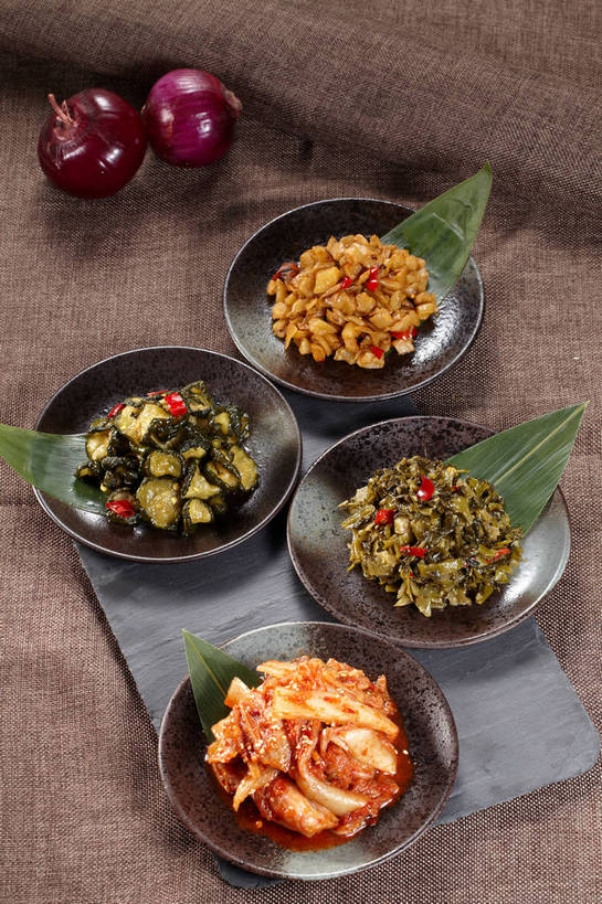 泡菜,无人,竖图,俯视,室内,特写,白天,烹饪,中餐,餐桌,桌子,萝卜,黄瓜,蔬菜,洋葱,餐具,叶子,一堆,许多,阴影,堆叠,堆积,新鲜,反射,碟子,盘,影子,陶瓷,大白菜,调料,酱料,酱汁,佐料,料理,食品,绿叶,陶瓷制品,调味品,很多,韩式,调味料,白菜,酱,辣酱,雪菜,菜肴,美食,食物,腌制,盘子,碟,四个,中式,嫩叶,佳肴,有机食品,绿色食品,餐台,中华料理,堆,辣椒酱,玉葱,韩国料理,萝卜干,韩国菜,韩式料理,酸黄瓜,腌渍,韩国泡菜,结球白菜,雪里红,胶菜,荷兰葱,叶,叶片,圆葱,洋葱头,球葱,青瓜,莱菔,胡瓜,葱头,彩图,高角度拍摄,清脆,爽口,雪里蕻,黄芽白,shjb1