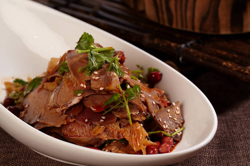 无人,横图,俯视,室内,特写,白天,烹饪,中餐,植物,餐桌,桌子,豆,花生,蔬菜,叶子,一堆,许多,堆叠,堆积,新鲜,陶瓷,豆类,豆子,香菜,调料,酱料,酱汁,肉,芝麻,佐料,牛肉,料理,食品,坚果,绿叶,陶瓷制品,调味品,很多,调味料,酱,菜肴,美食,肉类,食物,一个,绿色,白色,容器,碗,中式,嫩叶,白芝麻,长生果,佳肴,有机食品,绿色食品,单个,餐台,中华料理,储藏,堆,储存,川菜,花生仁,肉食,豆科,牛杂,胡菜,香荽,原荽,园荽,芫荽,脂麻,胡麻,白麻,巨胜子,油麻,落花生,落生,胡荽,莞荽,芫茜,芫蓿,莚葛草,莚荽菜,四川菜,叶,叶片,花生米,花生豆,彩图,高角度拍摄,贮存,夫妻肺片,shjb1