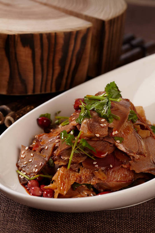 无人,竖图,俯视,室内,特写,白天,烹饪,中餐,植物,餐桌,桌子,豆,花生,蔬菜,叶子,一堆,许多,堆叠,堆积,新鲜,陶瓷,豆类,豆子,香菜,调料,酱料,酱汁,肉,芝麻,佐料,牛肉,料理,食品,坚果,绿叶,树桩,陶瓷制品,调味品,很多,调味料,酱,菜肴,美食,肉类,树,树干,食物,一个,绿色,白色,容器,碗,中式,嫩叶,木桩,白芝麻,长生果,佳肴,有机食品,绿色食品,单个,餐台,中华料理,储藏,堆,储存,川菜,花生仁,肉食,豆科,牛杂,胡菜,香荽,原荽,园荽,芫荽,脂麻,胡麻,白麻,巨胜子,油麻,落花生,落生,胡荽,莞荽,芫茜,芫蓿,莚葛草,莚荽菜,四川菜,叶,叶片,花生米,花生豆,彩图,高角度拍摄,贮存,夫妻肺片,shjb1