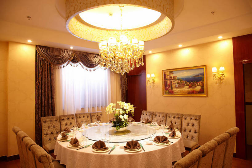 无人,餐厅,横图,室内,白天,正面,时尚,绘画,植物,餐桌,窗户,窗帘,筷子,装修,桌子,建筑,餐具,椅子,照明,一副,许多,艺术,装饰,环绕,盛开,围绕,壁灯,布料,碟子,盘,盆栽,木椅,墙,灯光,盆景,水晶,很多,古典,花蕾,布纹,环抱,文化,建设,装潢,传统,吊灯,水晶灯,玻璃窗,墙壁,墙面,灯,桌布,花,花瓣,花朵,鲜花,排列,绿色,自然,帘子,盘子,餐巾,工艺品,灯具,碟,室内装潢,台布,花苞,花蕊,品味,中式,遮阳,圆桌,生长,成长,餐台,礼节,华丽,修饰,样板房,明亮,照亮,美术,点缀,高雅,舒适,家居装潢,照明设备,高贵,挂画,礼仪,水晶吊灯,房屋设计,室内设计,宽敞,样板房装潢,美学,衬托,美观,雅致,雅观,水晶制品,富丽,摆列,萦绕,华美,保洁方巾,口布,设计,进餐用具,装饰画,餐桌布,彩图,餐馆,饭店,饭馆,旋转餐桌,宴会桌,水晶石,布列,分列,shjb1