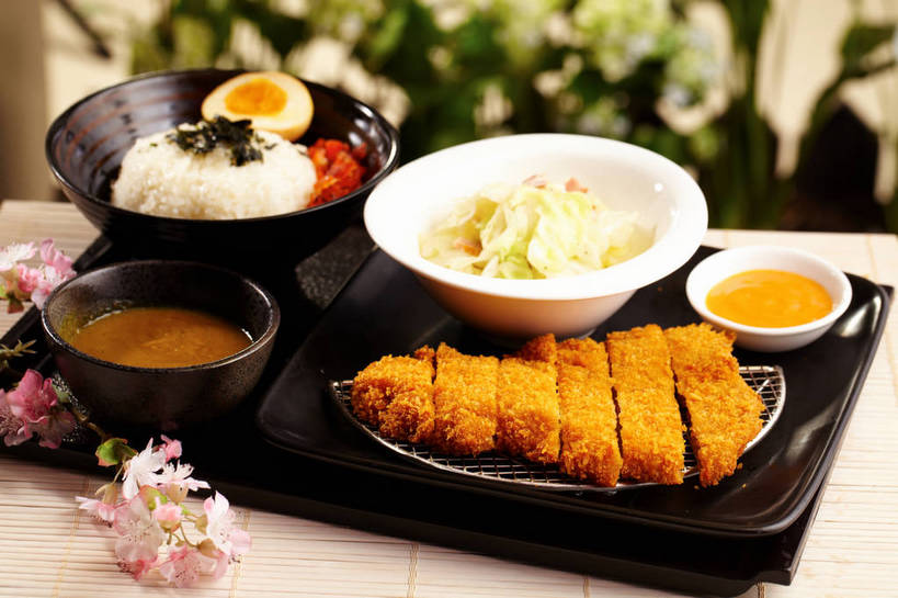 米饭,骨骼,无人,横图,俯视,室内,特写,白天,烹饪,烘焙,中餐,餐桌,桌子,蔬菜,椰菜,卷心菜,餐具,金属制品,一块,一排,许多,切开,朦胧,模糊,新鲜,整齐,盛开,金属,碟子,盘,陶瓷,蛋,调料,海苔,鸡蛋,酱料,酱汁,排骨,肉,油炸,佐料,料理,食品,水煮蛋,陶瓷制品,骨头,紫菜,饭,调味品,半个,很多,调味料,酱菜,花蕾,猪肉,酱,菜肴,美食,肉类,架子,花,花瓣,花朵,鲜花,食物,腌制,排列,粉色,黄色,盘子,容器,碟,碗,花苞,花蕊,切,一半,中式,甘蓝,佳肴,有机食品,绿色食品,餐台,中华料理,储藏,五谷,骨架,储存,队列,剖面,肉食,炸猪排,腌渍,切面,豚肉,草鸡蛋,卵,冷却,冷却架,白煮蛋,甘蓝菜,结球甘蓝,甘兰,包心菜,彩图,高角度拍摄,条斑紫菜,圆白菜,本鸡蛋,笨鸡蛋,柴鸡蛋,山鸡蛋,土鸡蛋,贮存,shjb1