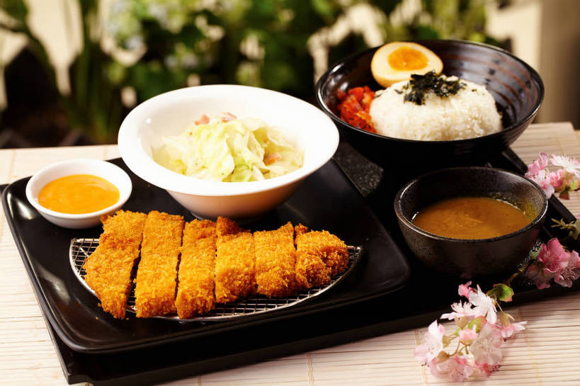 米饭,骨骼,无人,横图,俯视,室内,特写,白天,烹饪,烘焙,中餐,餐桌,桌子,蔬菜,椰菜,卷心菜,餐具,金属制品,一块,一排,许多,切开,朦胧,模糊,新鲜,整齐,盛开,金属,碟子,盘,陶瓷,蛋,调料,海苔,鸡蛋,酱料,酱汁,排骨,肉,油炸,佐料,料理,食品,水煮蛋,陶瓷制品,骨头,紫菜,饭,调味品,半个,很多,调味料,酱菜,花蕾,猪肉,酱,菜肴,美食,肉类,架子,花,花瓣,花朵,鲜花,食物,腌制,排列,粉色,黄色,盘子,容器,碟,碗,花苞,花蕊,切,一半,中式,甘蓝,佳肴,有机食品,绿色食品,餐台,中华料理,储藏,五谷,骨架,储存,队列,剖面,肉食,炸猪排,腌渍,切面,豚肉,草鸡蛋,卵,冷却,冷却架,白煮蛋,甘蓝菜,结球甘蓝,甘兰,包心菜,彩图,高角度拍摄,条斑紫菜,圆白菜,本鸡蛋,笨鸡蛋,柴鸡蛋,山鸡蛋,土鸡蛋,贮存,shjb1