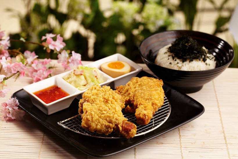 米饭,无人,横图,俯视,室内,特写,白天,烹饪,烘焙,餐桌,桌子,蔬菜,椰菜,卷心菜,餐具,金属制品,切开,朦胧,模糊,新鲜,盛开,金属,碟子,盘,陶瓷,蛋,调料,海苔,鸡蛋,鸡肉,酱料,酱汁,肉,油炸,佐料,料理,食品,水煮蛋,陶瓷制品,紫菜,饭,调味品,半个,调味料,花蕾,粉丝,鸡腿,酱,菜肴,美食,肉类,炸鸡腿,架子,花,花瓣,花朵,鲜花,食物,两个,黄色,盘子,容器,碟,碗,花苞,花蕊,切,四个,一半,甘蓝,佳肴,有机食品,绿色食品,餐台,储藏,五谷,鸡腿肉,储存,剖面,肉食,切面,草鸡蛋,卵,冷却,冷却架,白煮蛋,甘蓝菜,结球甘蓝,甘兰,包心菜,彩图,高角度拍摄,条斑紫菜,圆白菜,本鸡蛋,笨鸡蛋,柴鸡蛋,山鸡蛋,土鸡蛋,贮存,shjb1