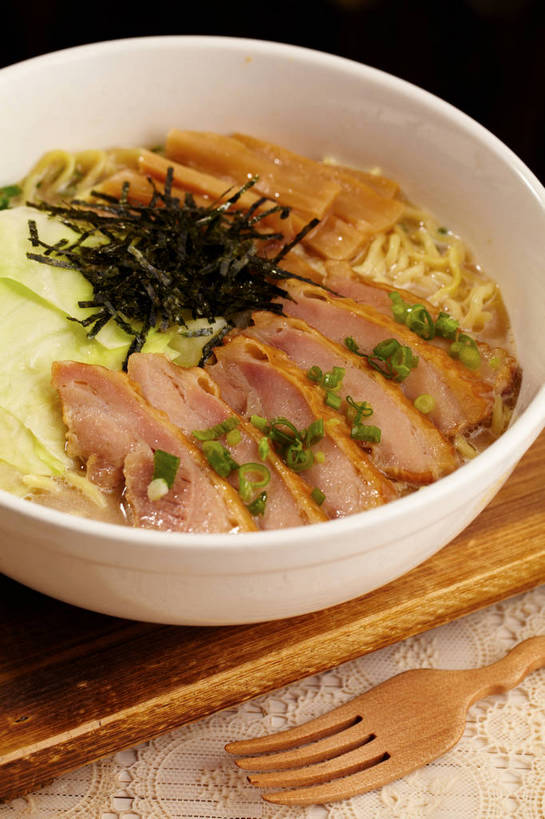 面食,面条,无人,竖图,俯视,室内,特写,白天,烹饪,餐桌,桌子,蔬菜,椰菜,卷心菜,餐具,一排,许多,切开,朦胧,模糊,新鲜,整齐,木制,叉子,陶瓷,葱,青葱,海苔,面,肉,料理,食品,案板,陶瓷制品,紫菜,很多,菜肴,美食,肉类,砧板,食物,排列,三个,木制品,容器,碗,切,甘蓝,佳肴,有机食品,绿色食品,餐台,储藏,储存,队列,汤面,剖面,肉食,餐叉,切面,甘蓝菜,进餐用具,结球甘蓝,甘兰,包心菜,彩图,高角度拍摄,条斑紫菜,圆白菜,贮存,shjb1