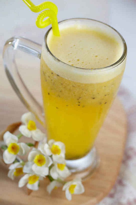 果汁,无人,竖图,俯视,室内,特写,白天,爱情,陶醉,餐桌,桌子,水仙花,猕猴桃,杯子,一根,朦胧,模糊,盛开,塑料,案板,饮品,一杯,花蕾,玻璃制品,砧板,花,花瓣,花朵,鲜花,饮料,一个,黄色,白色,水杯,塑料制品,吸管,花苞,花蕊,猕猴桃汁,单个,餐台,空心,可口,记忆,金盏银台,玉玲珑,女史花,雅蒜,天蒜,饮管,敬意,自恋,适口,凌波仙子,水仙,天葱,玻璃杯,奇异果,猕猴梨,彩图,高角度拍摄,圆柱状,shjb1