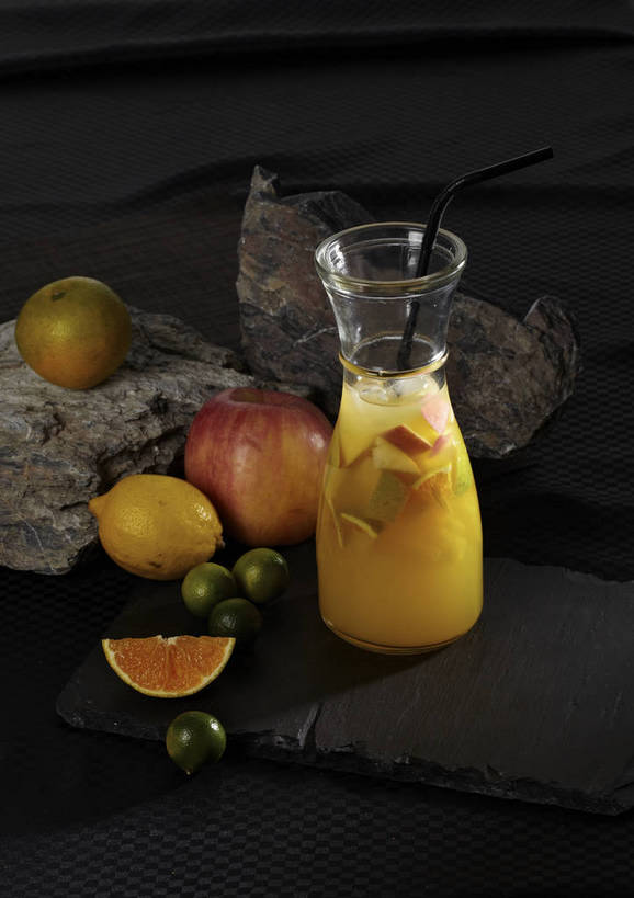 果汁,无人,竖图,俯视,室内,特写,白天,石头,餐桌,桌子,苹果,柠檬,杯子,水果,一根,许多,切开,漂浮,新鲜,石子,塑料,生食,果实,饮品,很多,一杯,玻璃制品,饮料,一个,水杯,塑料制品,吸管,切,有机食品,绿色食品,单个,餐台,青柠,漂流,莱姆,空心,可口,剖面,切面,饮管,流浪,流落,流散,漂泊,飘泊,飘流,适口,玻璃杯,石块,岩石,益母果,柠果,彩图,高角度拍摄,圆柱状,莱檬,shjb1