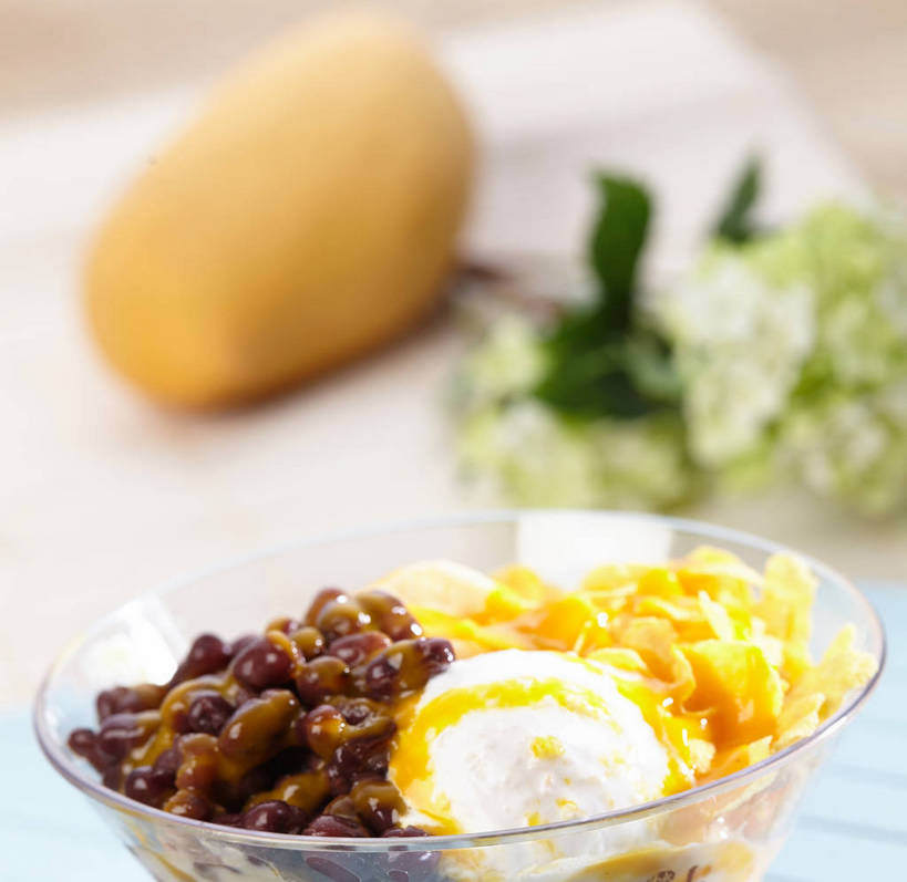 点心,无人,横图,俯视,室内,特写,白天,植物,餐桌,桌子,芒果,豆,水果,叶子,玻璃,朦胧,模糊,新鲜,盛开,豆类,豆子,玉米片,调料,红豆,酱料,酱汁,生食,佐料,冰激凌,果实,绿叶,调味品,清凉,调味料,花蕾,酱,玻璃制品,花,花瓣,花朵,鲜花,一个,容器,碗,快餐,冷饮,零食,花苞,花蕊,舒服,嫩叶,冰淇淋,有机食品,绿色食品,单个,餐台,储藏,解暑,储存,解渴,雪糕,垃圾食品,赤豆,豆科,舒爽,冰糕,消暑,红小豆,叶,叶片,望果,蜜望,檬果,闷果,漭果,杧果,庵波罗果,彩图,高角度拍摄,芒果冰淇淋,贮存,小豆,shjb1