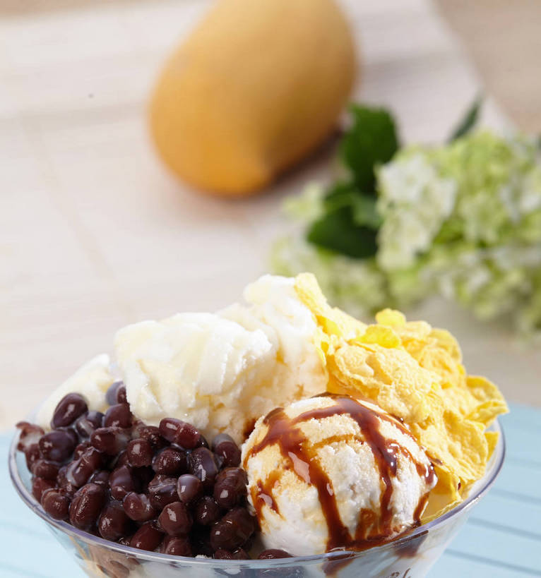 点心,无人,竖图,俯视,室内,特写,白天,植物,餐桌,桌子,芒果,豆,水果,叶子,玻璃,朦胧,模糊,新鲜,盛开,豆类,豆子,玉米片,调料,红豆,酱料,酱汁,生食,佐料,冰激凌,果实,绿叶,调味品,清凉,调味料,花蕾,酱,玻璃制品,花,花瓣,花朵,鲜花,一个,容器,碗,快餐,冷饮,零食,花苞,花蕊,舒服,嫩叶,冰淇淋,有机食品,绿色食品,单个,餐台,储藏,解暑,储存,解渴,雪糕,垃圾食品,赤豆,豆科,舒爽,冰糕,消暑,红小豆,叶,叶片,望果,蜜望,檬果,闷果,漭果,杧果,庵波罗果,彩图,高角度拍摄,芒果冰淇淋,贮存,小豆,shjb1