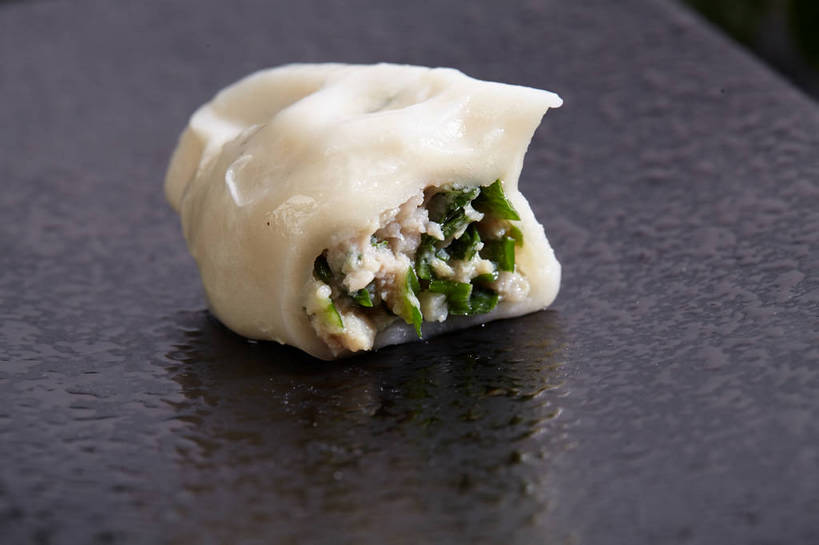 面食,无人,横图,俯视,室内,特写,白天,中餐,餐桌,桌子,蔬菜,餐具,切开,新鲜,碟子,盘,肉,料理,食品,饺子,面点,半个,小吃,肉类,食物,一个,白色,黑色,倒影,盘子,碟,切,一半,中式,有机食品,绿色食品,单个,餐台,倒映,剖面,肉食,水饺,切面,反照,彩图,高角度拍摄,shjb1