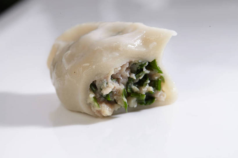 面食,无人,横图,俯视,室内,特写,白天,中餐,餐桌,桌子,蔬菜,餐具,切开,新鲜,碟子,盘,肉,料理,食品,饺子,面点,半个,小吃,肉类,食物,一个,白色,黑色,倒影,盘子,碟,切,一半,中式,有机食品,绿色食品,单个,餐台,倒映,剖面,肉食,水饺,切面,反照,彩图,高角度拍摄,shjb1