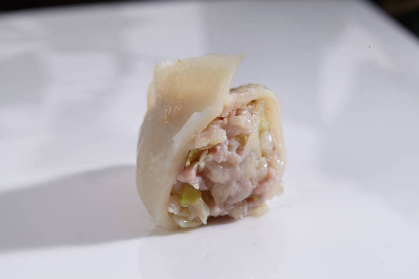 面食,无人,横图,俯视,室内,特写,白天,中餐,餐桌,桌子,餐具,切开,阴影,反射,碟子,盘,影子,肉,料理,食品,饺子,面点,半个,猪肉,小吃,肉类,食物,一个,白色,盘子,碟,切,一半,中式,单个,餐台,剖面,肉食,水饺,切面,豚肉,彩图,高角度拍摄,shjb1