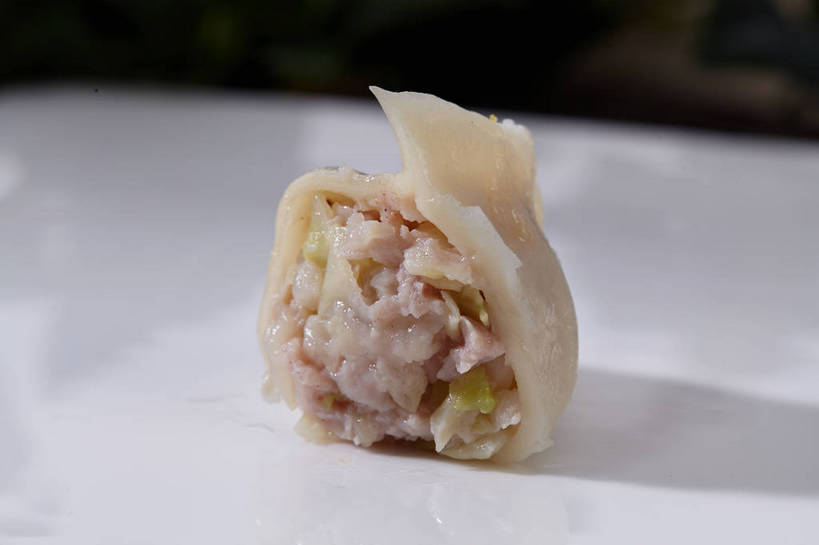 面食,无人,横图,俯视,室内,特写,白天,中餐,餐桌,桌子,餐具,切开,阴影,反射,碟子,盘,影子,肉,料理,食品,饺子,面点,半个,猪肉,小吃,肉类,食物,一个,白色,盘子,碟,切,一半,中式,单个,餐台,剖面,肉食,水饺,切面,豚肉,彩图,高角度拍摄,shjb1