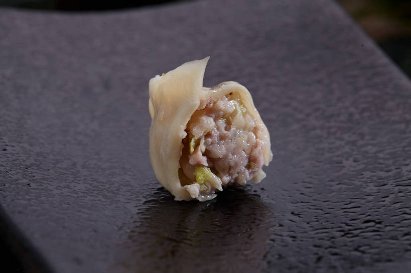 面食,无人,横图,俯视,室内,特写,白天,中餐,餐桌,桌子,餐具,切开,阴影,反射,碟子,盘,影子,肉,料理,食品,饺子,面点,半个,猪肉,小吃,肉类,食物,一个,黑色,盘子,碟,切,一半,中式,单个,餐台,剖面,肉食,水饺,切面,豚肉,彩图,高角度拍摄,shjb1